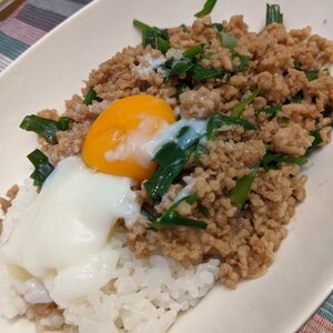 【簡単】ニラそぼろ丼